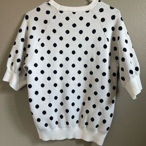 Sweater white with black dots, half sleeve. Warn